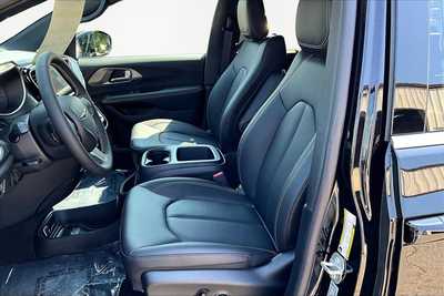 2025 Chrysler Pacifica, $43395. Photo 10