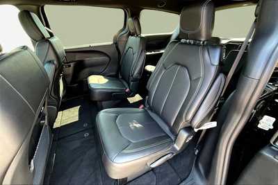 2025 Chrysler Pacifica, $43395. Photo 11
