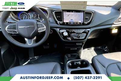 2025 Chrysler Pacifica, $43395. Photo 5