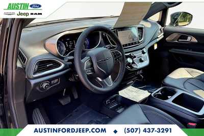 2025 Chrysler Pacifica, $43395. Photo 7