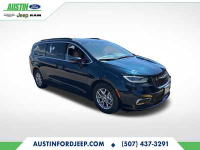 2021 Chrysler Pacifica, $24490. Photo 2