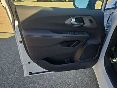 2026 Chrysler Pacifica, $44527. Photo 11