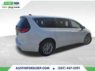 2026 Chrysler Pacifica, $44527. Photo 5