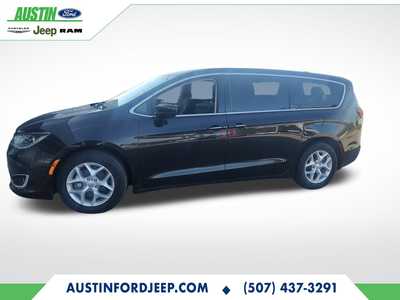 2017 Chrysler Pacifica, $13990. Photo 2