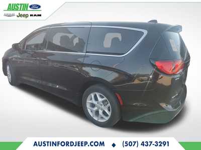 2017 Chrysler Pacifica, $13990. Photo 3
