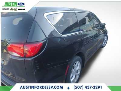 2017 Chrysler Pacifica, $13990. Photo 4