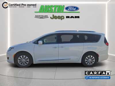 2018 Chrysler Pacifica, $13965. Photo 2