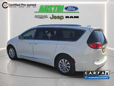 2018 Chrysler Pacifica, $13965. Photo 3