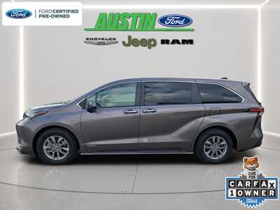 2021 Toyota Sienna, $35330. Photo 2