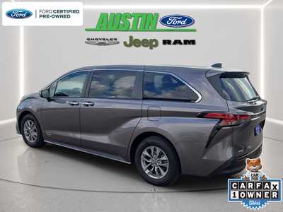 2021 Toyota Sienna, $35330. Photo 3