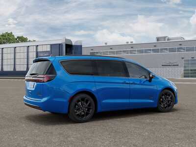 2027 Chrysler Pacifica, $52250. Photo 4