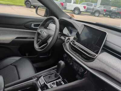 2025 Jeep Compass, $23040. Photo 9