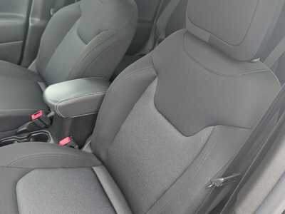2023 Jeep Renegade, $19340. Photo 9