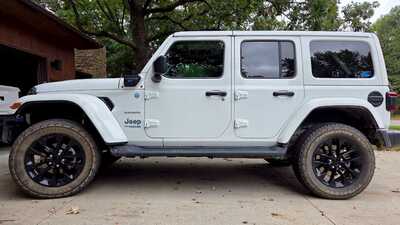 2021 Jeep Wrangler Unlimited, $26330. Photo 2