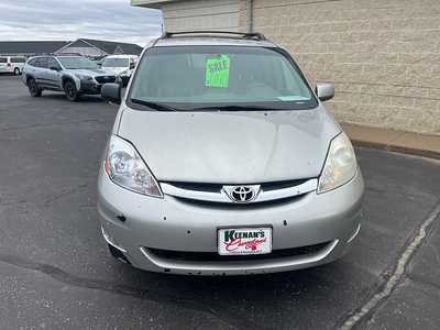2010 Toyota Sienna, $6990. Photo 2