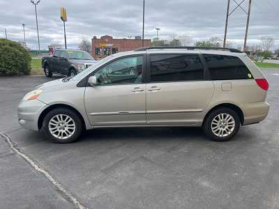 2010 Toyota Sienna, $6990. Photo 4