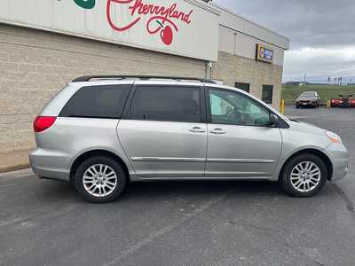 2010 Toyota Sienna, $6990. Photo 7