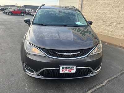 2017 Chrysler Pacifica, $10655. Photo 2
