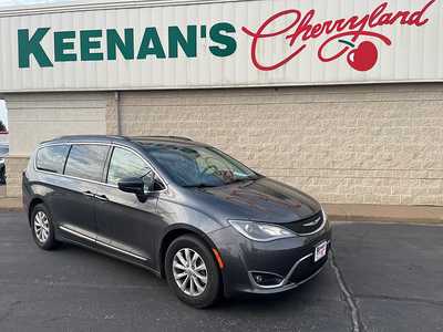 2017 Chrysler Pacifica, $10655. Photo 1