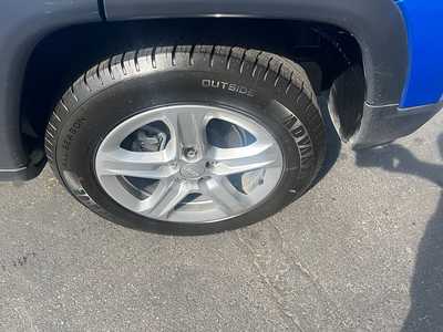 2023 Jeep Compass, $19940. Photo 12