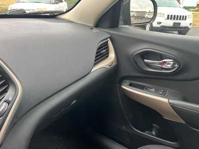 2017 Jeep Cherokee, $12845. Photo 8