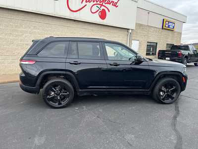2023 Jeep Grand Cherokee, $30845. Photo 11