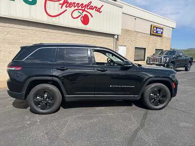 2022 Jeep Grand Cherokee, $25990. Photo 9