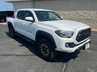 2017 Toyota Tacoma, $23810. Photo 2