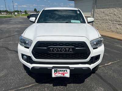 2017 Toyota Tacoma, $23810. Photo 3