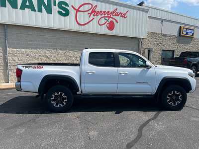 2017 Toyota Tacoma, $23810. Photo 8