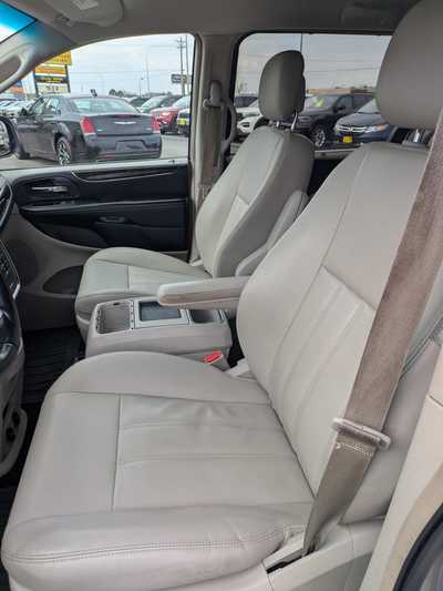 2014 Chrysler Town & Country, $7995. Photo 11