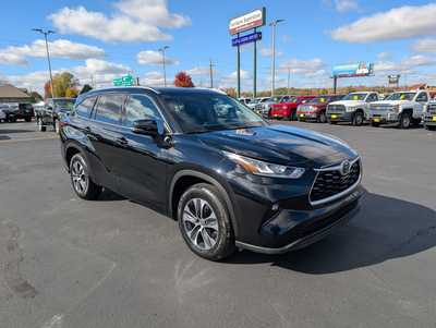 2021 Toyota Highlander, $36937. Photo 2