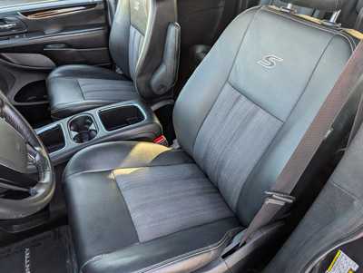 2014 Chrysler Town & Country, $11997. Photo 11