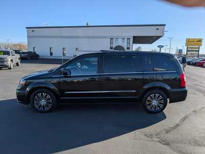 2014 Chrysler Town & Country, $11997. Photo 5