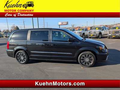 2014 Chrysler Town & Country, $11997. Photo 1
