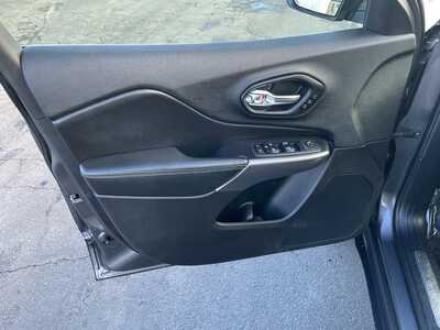 2019 Jeep Cherokee, $14295. Photo 11