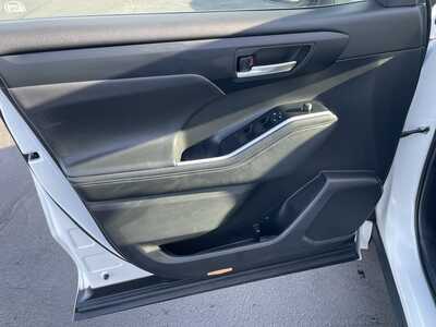 2021 Toyota Highlander, $35987. Photo 11