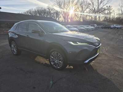 2022 Toyota Venza, $31685. Photo 2