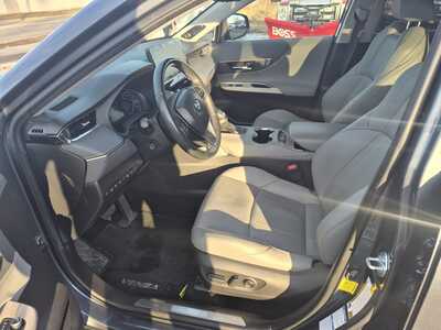 2022 Toyota Venza, $31685. Photo 9