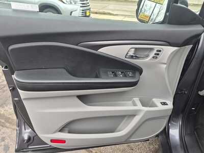 2021 Honda Pilot, $27987. Photo 10