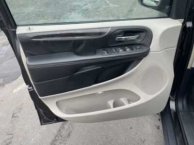 2016 Chrysler Town & Country, $16927. Photo 11