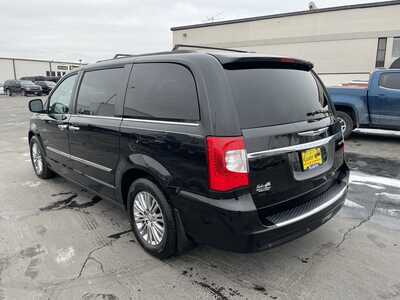 2016 Chrysler Town & Country, $16927. Photo 6