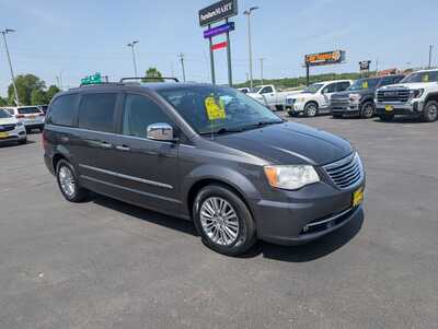2016 Chrysler Town & Country, $14997. Photo 2
