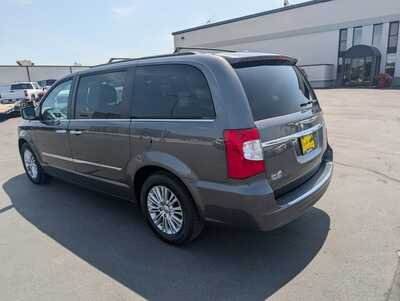 2016 Chrysler Town & Country, $14997. Photo 6