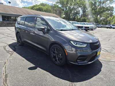 2022 Chrysler Pacifica, $14850. Photo 2
