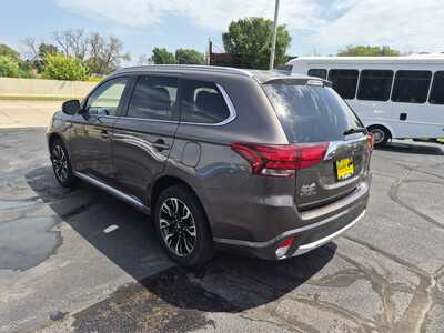 2018 Mitsubishi Outlander, $12450. Photo 6