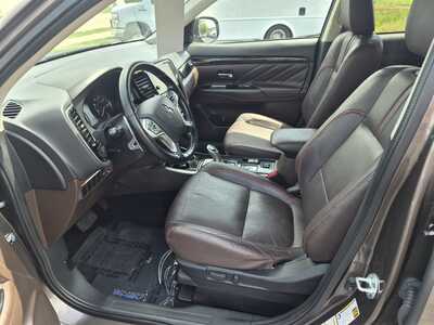 2018 Mitsubishi Outlander, $12450. Photo 9