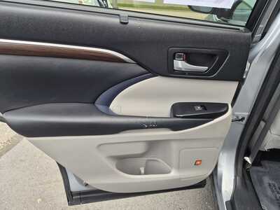 2014 Toyota Highlander, $18420. Photo 10