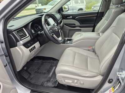 2014 Toyota Highlander, $18420. Photo 7