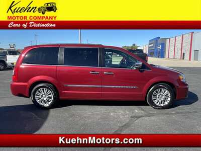 2015 Chrysler Town & Country, $10900. Photo 1